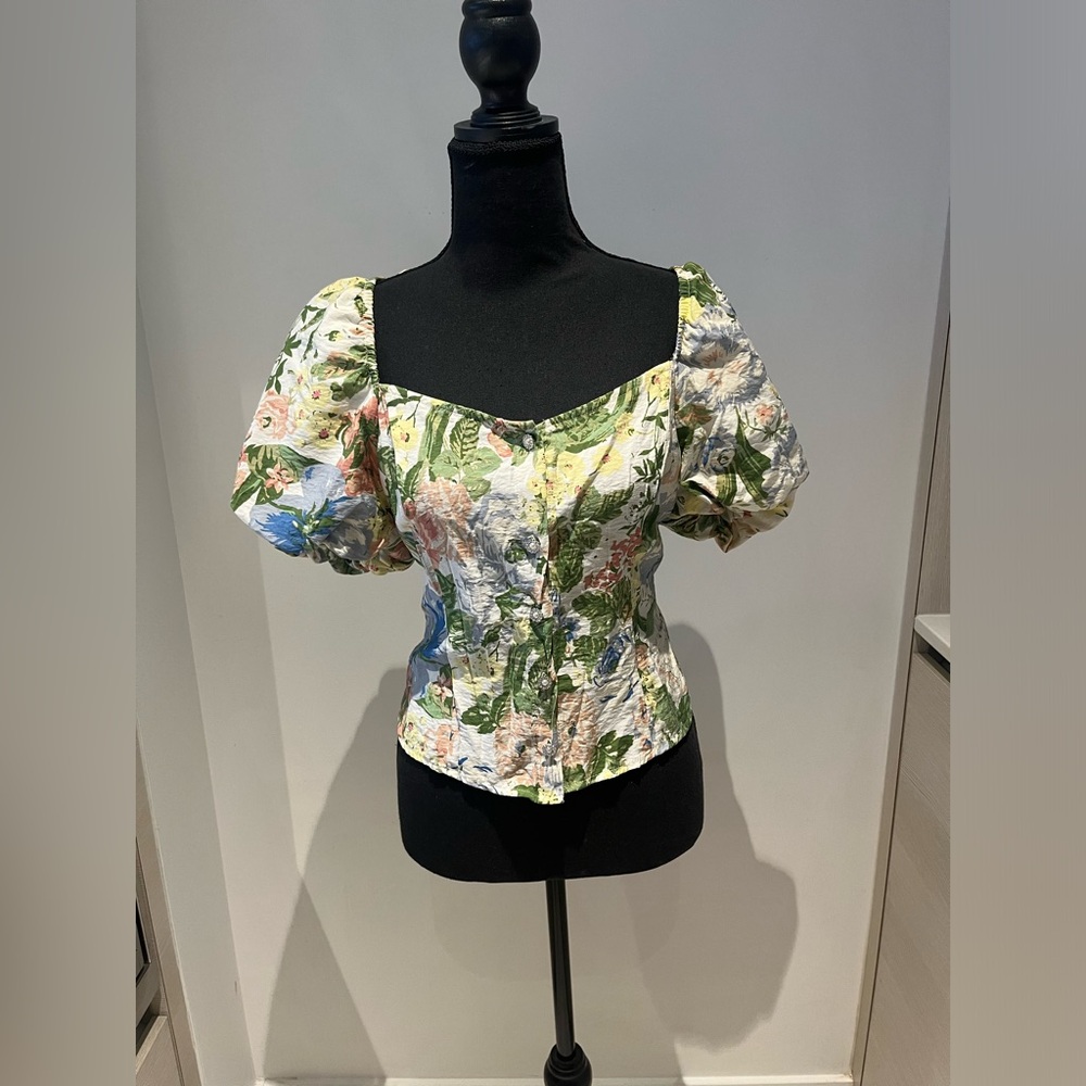 Size 6 Ruffled Sleeved Button Down Top - Picture 2 of 6